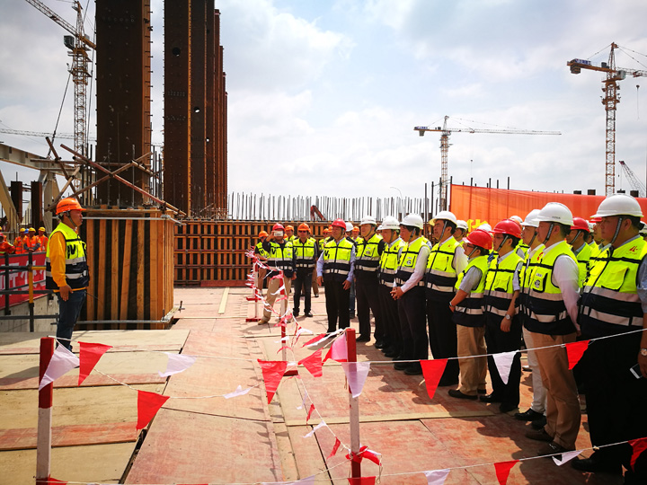 1496426814797936.jpg 2-上海建工機施公司項目經理詹志勇宣布華力12英寸生產線建設項目鋼屋架安裝儀式正式開始.jpg