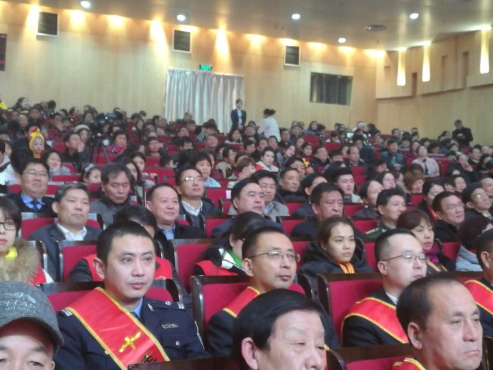 1496474151137001.jpg 2-趙振元同志與袁三軍市委書記、市人大主任李明楨、市政協主席談得勝、駐鞏義部隊首長等一起觀看晚會.jpg