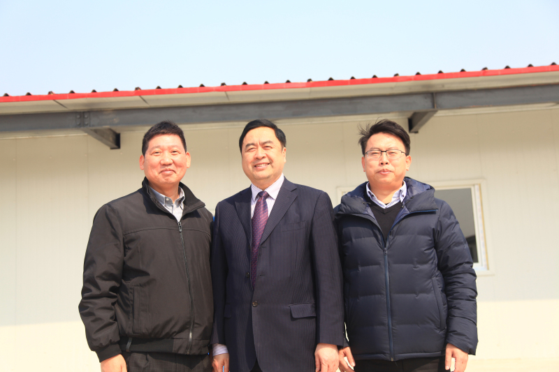 1496480079812515.jpg 7-趙振元同志與智聚公司資深廠務(wù)總監(jiān)黃必先、廠務(wù)總監(jiān)劉鎮(zhèn)江親切合影.jpg