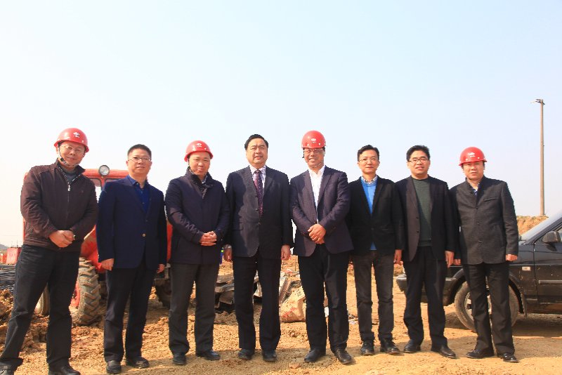 1496480101646048.jpg 8-趙振元同志一行與上海寶冶的現(xiàn)場(chǎng)同志們親切合影.jpg