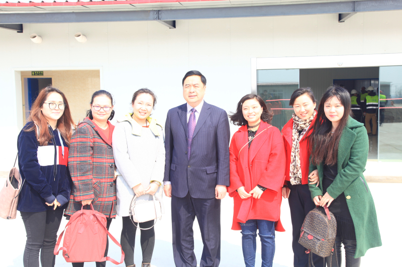 1496480455898371.jpg 14-趙振元同志與十一科技項(xiàng)目組女同志們親切合影.jpg