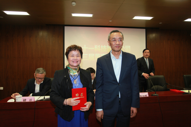 1496495595100003.jpg 5-無錫產業集團主席蔣國雄向陳月芳頒發監事會主席聘書.jpg