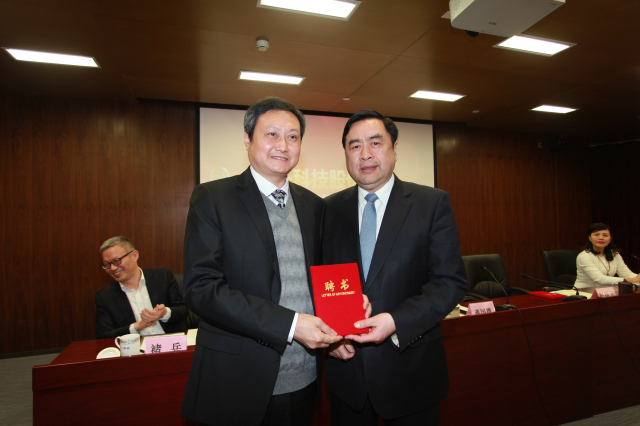 1496495680324284.jpg 8- 十一科技股份公司董事長趙振元同志為新一屆董事楊少波先生頒發聘書.jpg