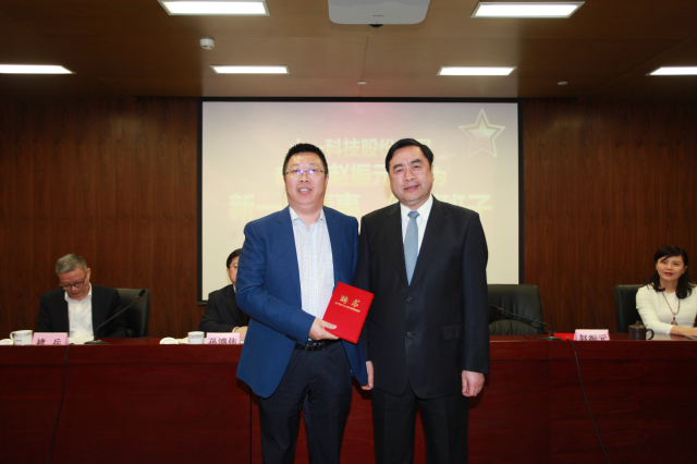 1496495885119129.jpg 19-十一科技股份公司董事長趙振元同志為執行班子成員萬里浪同志頒發聘書.jpg