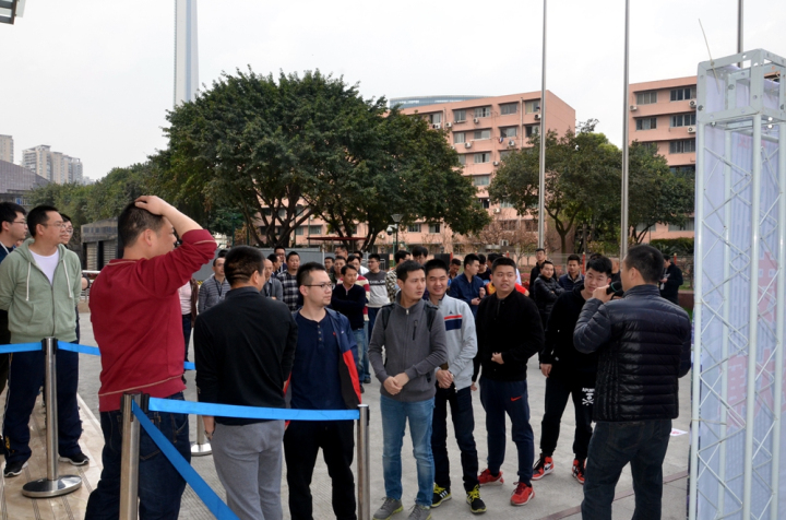 1496503359128057.jpg 5-員工排隊(duì)踴躍參加登樓比賽.jpg